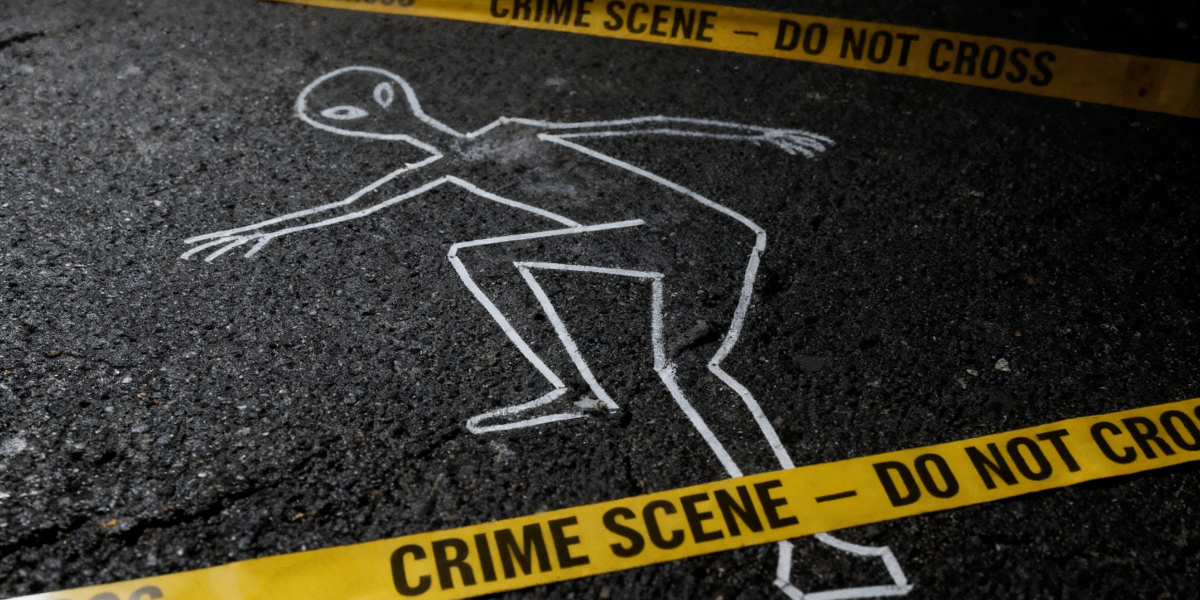 Tatortfoto einer asphaltierten Straße mit Kreide-Umriss eines Aliens statt eines Menschen, daneben gelbes Absperrband ‚Crime Scene – Do Not Cross‘. Bild aus einem paranormalen Krimispiel – einzigartig für Krimifans, Escape-Rooms und B2B-Partner.