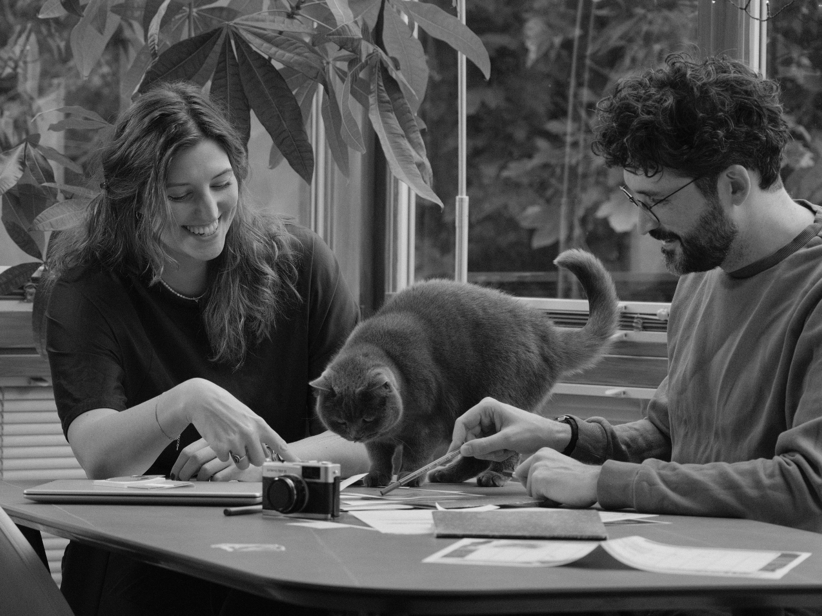 Die Gründer von Arcane Gossip mit Katze Asta – kreatives Team hinter den interaktiven Mystery Krimispielen Black Cat Files, selbst begeisterte SciFi und Fantasy Fans.